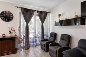 TV - Room 'Nespola' with Shared Terrace, Wi-Fi and Air Conditioning (Grinzano)