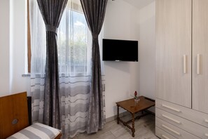 1 bedroom, iron/ironing board, free WiFi, bed sheets - Room 'Nespola' with Shared Terrace, Wi-Fi and Air Conditioning (Grinzano)