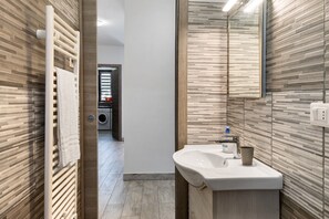 Dusche, Haartrockner, Handtücher