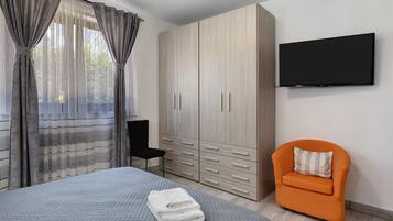 1 habitación, tabla de planchar con plancha, wifi gratis y ropa de cama