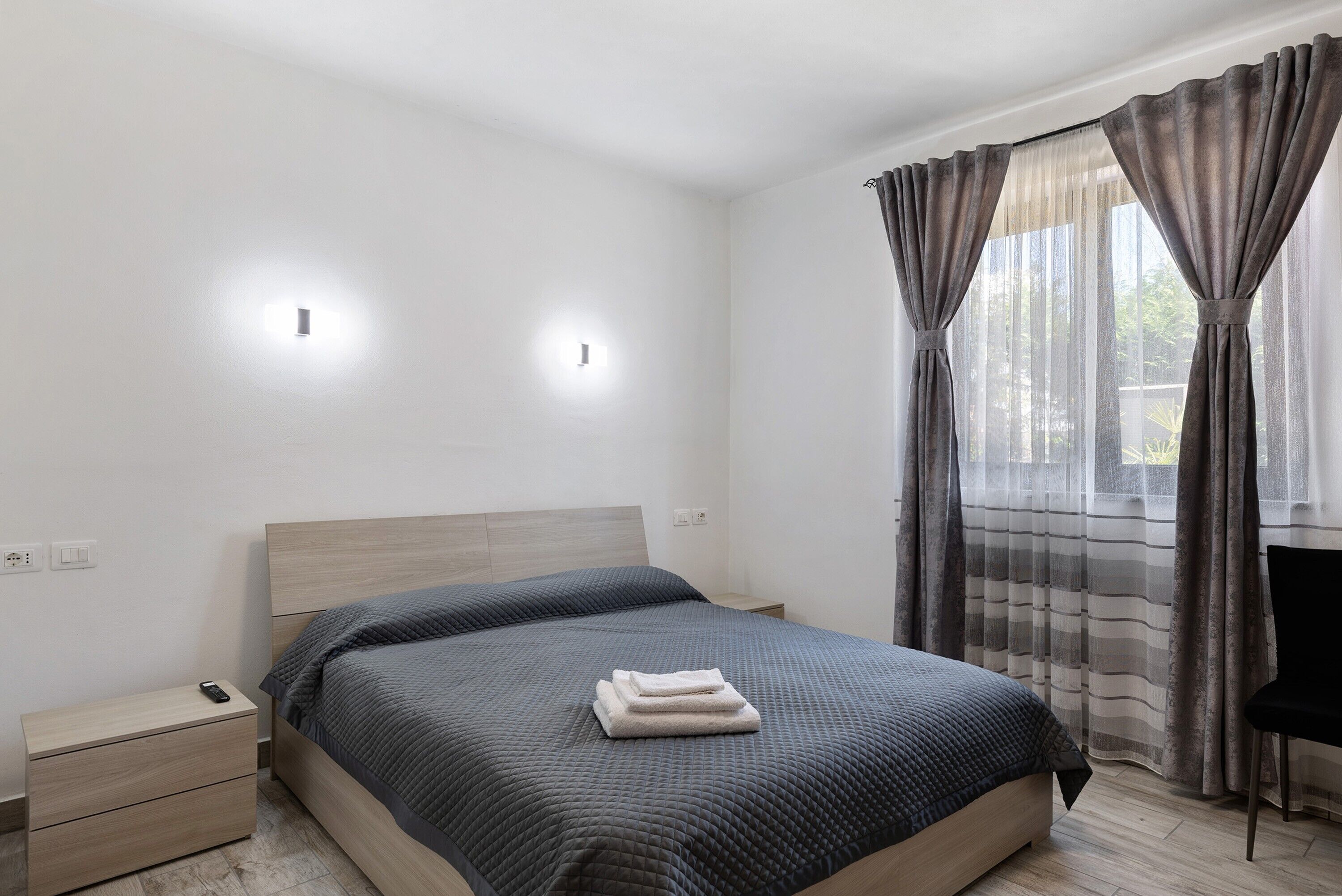 1 habitación, tabla de planchar con plancha, wifi gratis y ropa de cama 