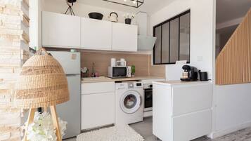 Een microgolfoven, een oven, een kookplaat