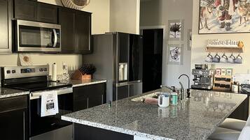 Microondas, horno, placa de cocina y lavavajillas