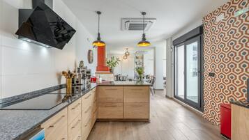 Een koelkast, een microgolfoven, een oven, een kookplaat