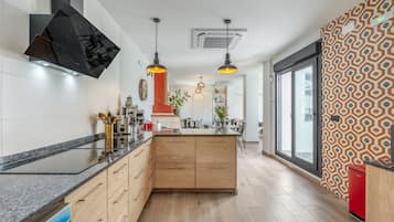 Een koelkast, een microgolfoven, een oven, een kookplaat