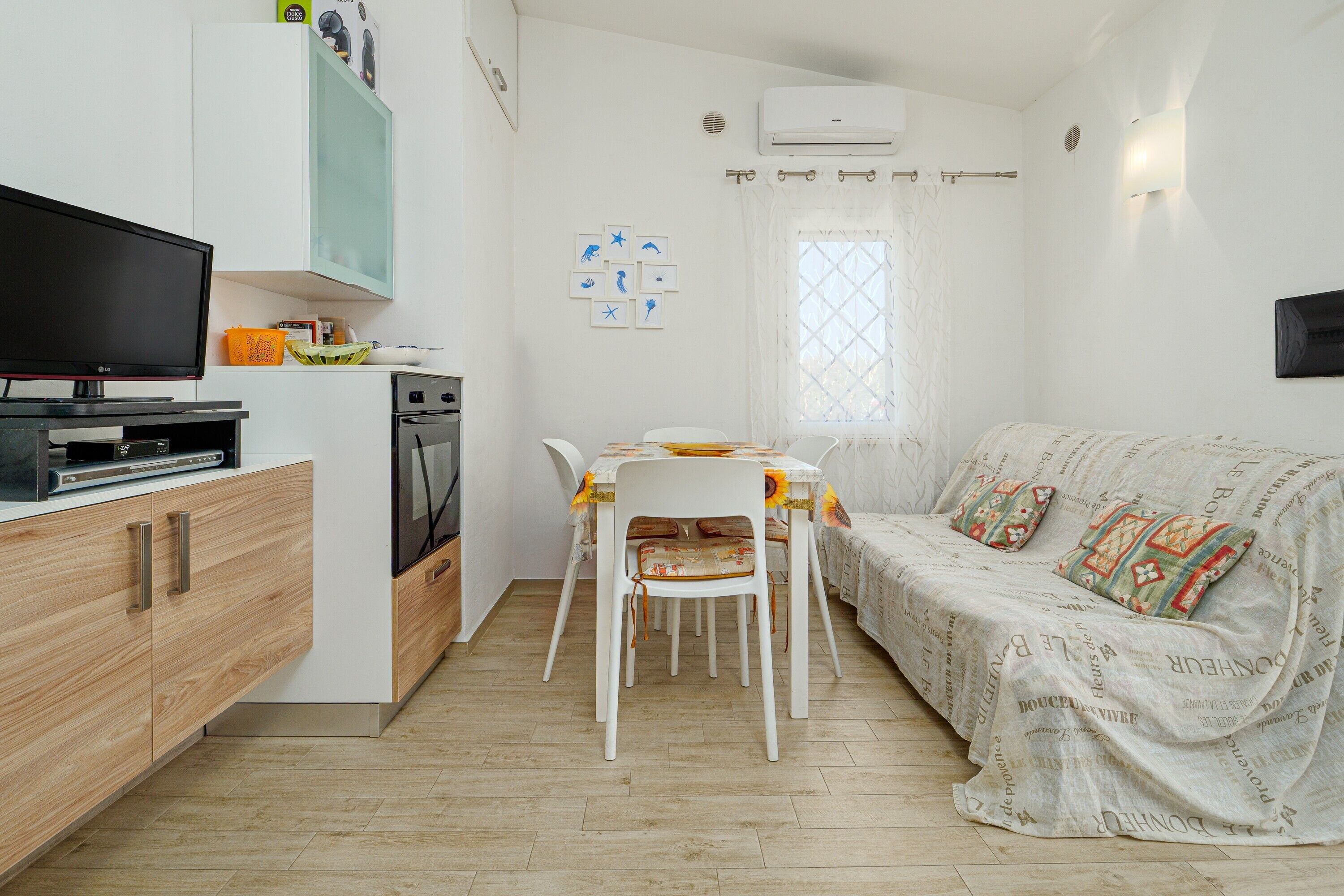 Een televisie en een dvd-speler