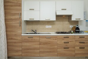 Jääkaappi, uuni, liesi, astianpesukone