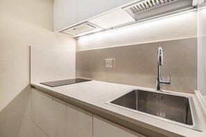 Kühlschrank, Mikrowelle, Herdplatte, Geschirrspüler