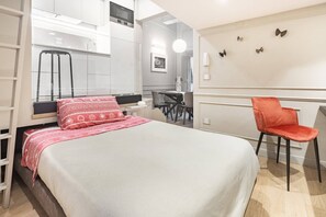 Iron/ironing board, free WiFi, bed sheets