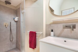 Dusche, Haartrockner, Handtücher