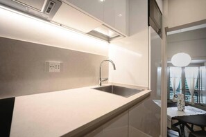 Kühlschrank, Mikrowelle, Herdplatte, Geschirrspüler