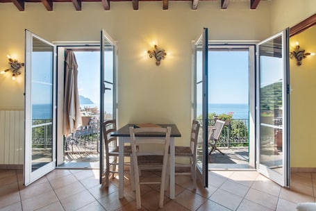 Pasti. Appartamento 'Le Pale - Girasole' con vista mare, Wi-Fi e aria condizionata