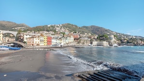 A coastal town with colorful buildings, a bridge, and a beach. - Apartment 'Le Pale - Girasole' with Sea View, Wi-Fi and Air Conditioning (Bogliasco)