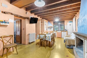 Una televisión, una chimenea, una mesa de tenis de mesa