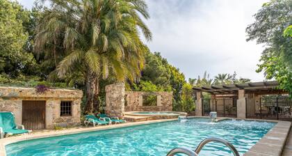 Country House 'La Carrasca' with Private Pool, Private Terrace and Wi-Fi