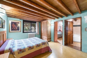 5 slaapkamers, een strijkplank/strijkijzer, gratis wifi, beddengoed
