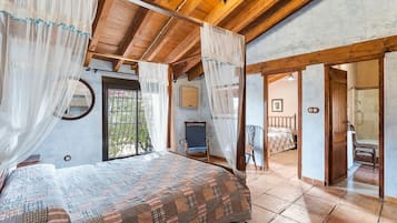 5 bedrooms, iron/ironing board, free WiFi, bed sheets