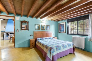 5 chambres, fer et planche à repasser, accès au Wi-Fi (inclus)