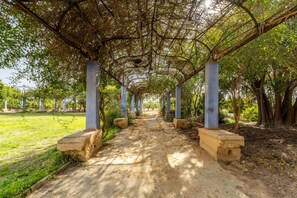 المنطقة المحيطة بالمنشأة