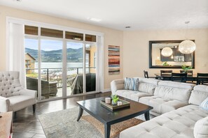 Smart TV - Lakeside View, Spacious 3-bedroom condo @ Barona Beach Resort in West Kelowna. (West Kelowna)