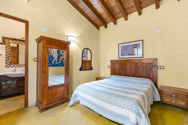 5 habitaciones, tabla de planchar con plancha y wifi gratis 