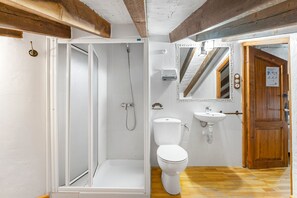 Douche, sèche-cheveux, serviettes fournies