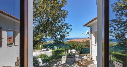 Ferienhaus 'Costa Del Sole' mit Meerblick, privater Terrasse und Wi-Fi