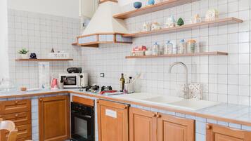 Kylskåp, mikrovågsugn, ugn och spishäll