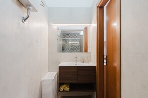 Shower, hair dryer, towels - Apartment 'Elena' with Mountain View, Wi-Fi and Air Conditioning (Alcamo)