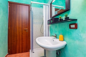 Shower, hair dryer, towels - Holiday Home 'Queen Etna - Beautiful Pool' with Sea View, Wi-Fi and Air Conditioning (Viagrande)