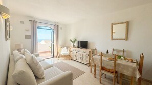TV - Apartment 'La Casa Croft' with Sea View, Wi-Fi and Air Conditioning (Nerja)