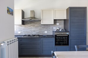 Fridge, oven, stovetop, dishwasher