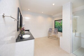 Doccia, asciugacapelli, asciugamani, sapone