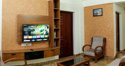 Charming 3-bedroom apartment with AC, WiFi in lovely Koonammavu