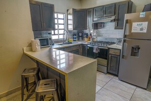 Refrigerador, microondas, horno y parrilla de estufa 