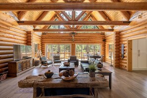 Fireplace, ping pong, offices - TimberLodge - your dream getaway, hot tub, firepit. (Big Bear Lake)