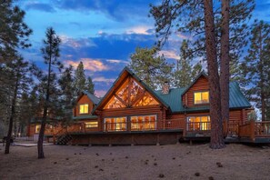 Exterior - TimberLodge, your dream getaway, hot tub, firepit. (Big Bear Lake)
