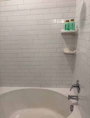 Toalhas de banho, sabonete, papel higiênico