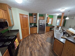 Kylskåp, mikrovågsugn, ugn och spishäll