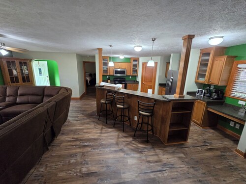 Quiet and modern 3-bedroom cabin near Ash Cave!