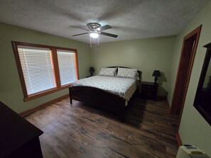 3 makuuhuonetta, tallelokero huoneessa, silitysrauta/-lauta