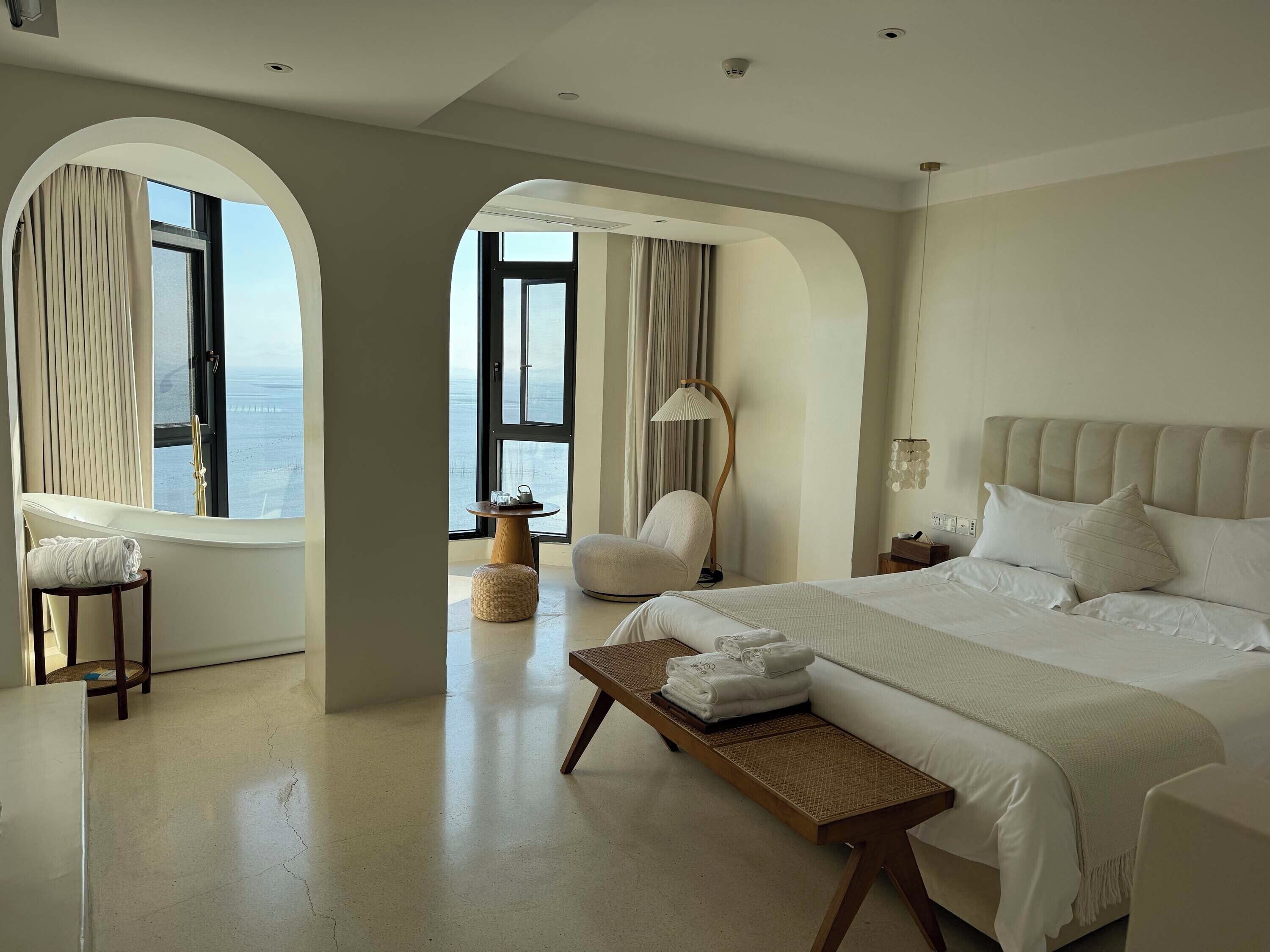 Kamar Double Deluks, pemandangan laut | Seprai premium, minibar gratis, tirai kedap cahaya, dan kedap suara