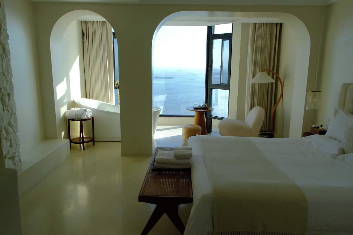 Deluxe-Doppelzimmer, Meerblick | Hochwertige Bettwaren, kostenlose Minibar, Verdunkelungsvorhänge
