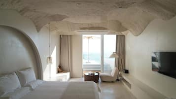 Ropa de cama de alta calidad y minibar con artículos gratuitos