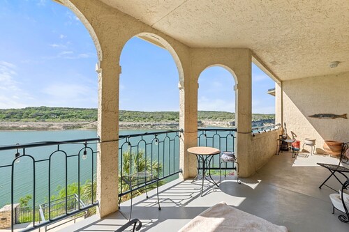 Paradise Island - 2BR/2BA Condo with Epic Views of Lake and Pool