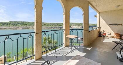 Paradise Island - 2BR/2BA Condo with Epic Views of Lake and Pool