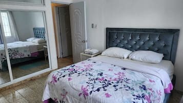 4 habitaciones, tabla de planchar con plancha, wifi y ropa de cama