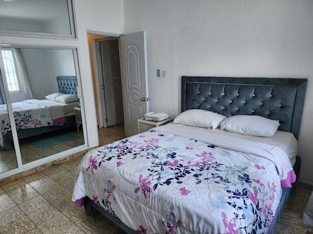 4 bedrooms, iron/ironing board, WiFi, bed sheets. CASA TROPICAL BOCA CHICA CENTRO, RD