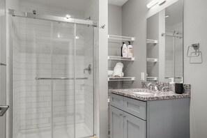 Departamento Deluxe, para no fumadores | Baño | Regadera, amenidades de baño gratuitas, secadora de cabello, bidet 