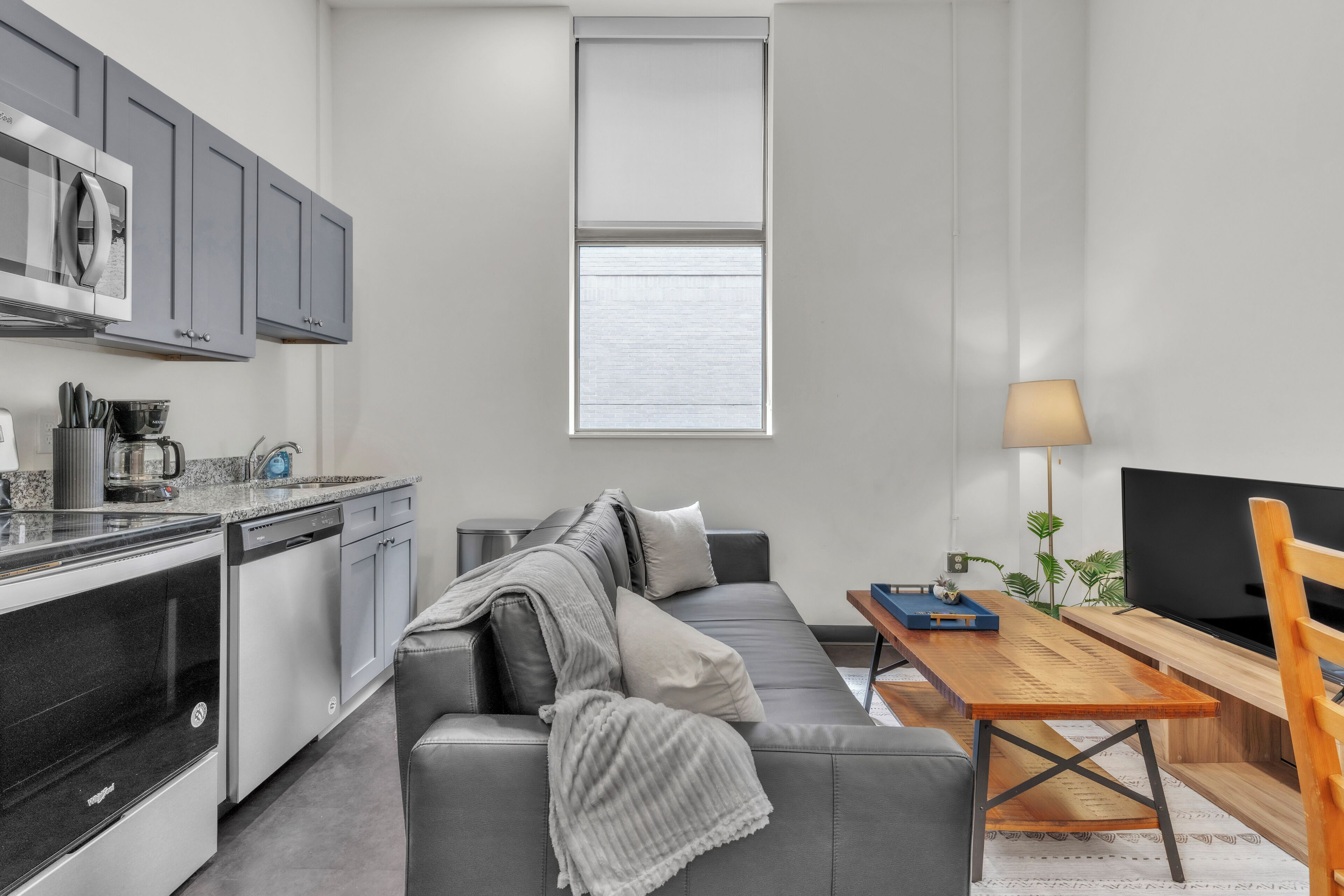 Full-sized fridge, microwave, oven, stovetop